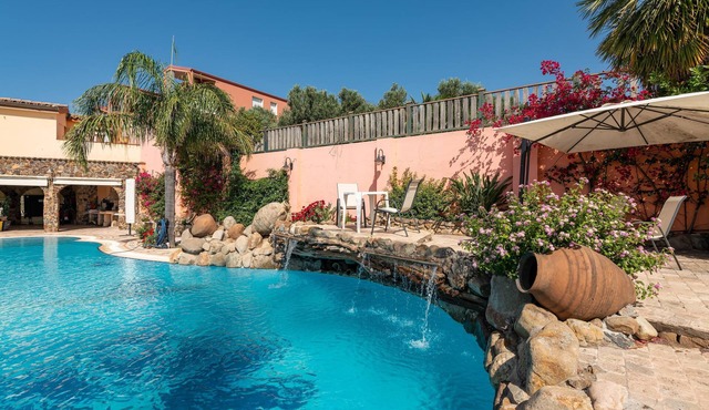 Holiday Home Sa Domixedda with Shared Garden, Shared Pool & Wi-Fi