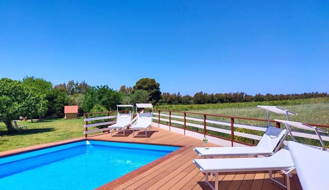HOUSE 2 MINUTES FROM THE SEA SURROUNDED BY NATURE, WITH SWIMMING POOL AND HOT TUB