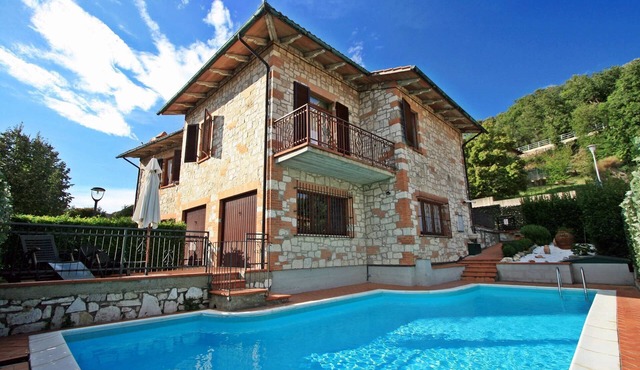 House 7 mins walk to center w/private pool