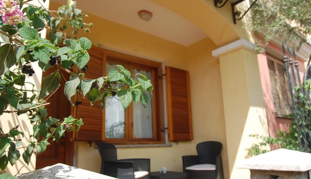 ideal location a stone's throw from the sea and a few minutes walk from the cent