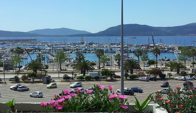In the center of Alghero by the sea with spectacular breathtaking views of Cape HUNTING