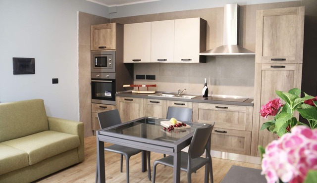Independent Cherry apartment in holiday home with garden and barbecue
