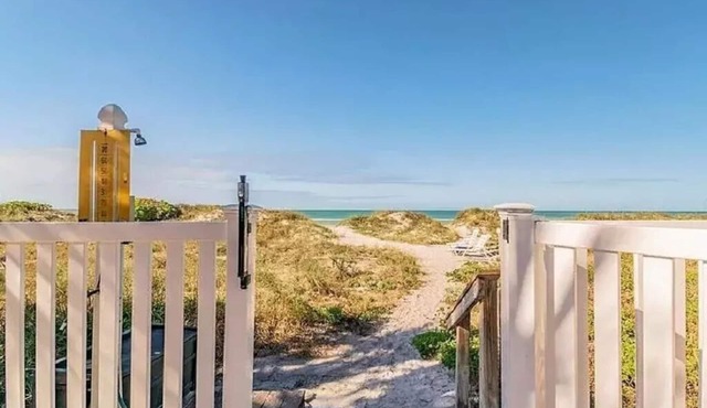 Indian Rocks Beach Direct Gulf Front Condo, Heated Pool, Walk to Attractions