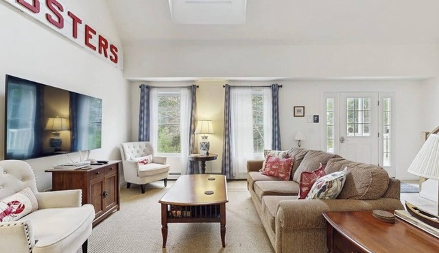 Island Pines- Secluded Dog-Friendly Getaway w/Free WiFi, Private Washer/Dryer, Furnished Deck