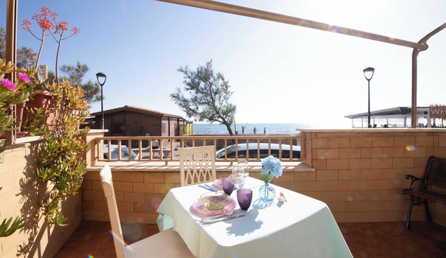 Jade house facing the sea just a stone's throw from Rome