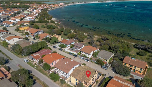 Just 50 steps from the beach: Vacation Home for 9 Guests & BBQ
