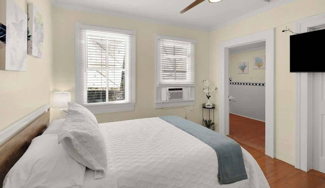 Knowles House/Free onsite parking/Close to Duval