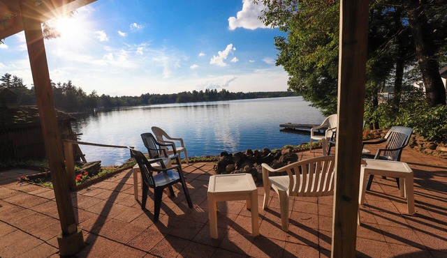 LAKE FRONT: Cozy 4-bedroom lake CAMP with WiFi and an outdoor firepit!