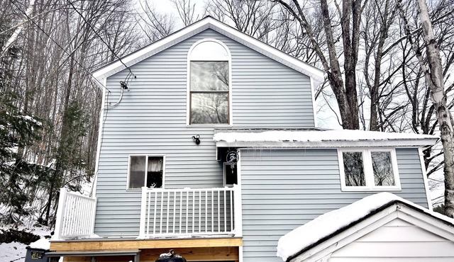 Lake Front Property nestled in the woods, Short ride to Stowe and attractions.