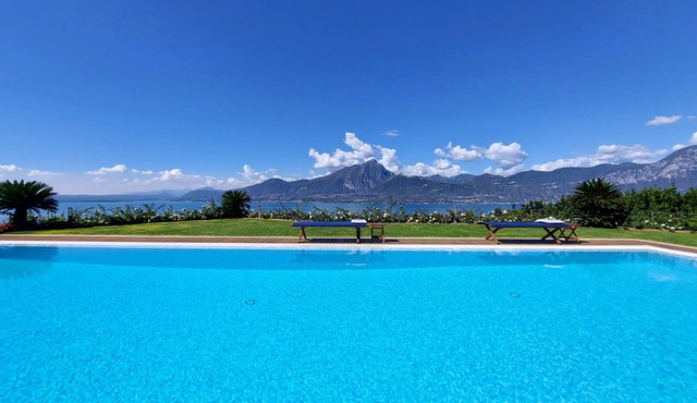 Lake Garda luxury studio with pool