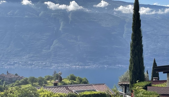 Lake Garda Tignale vacation home bungalow with pool and lake view