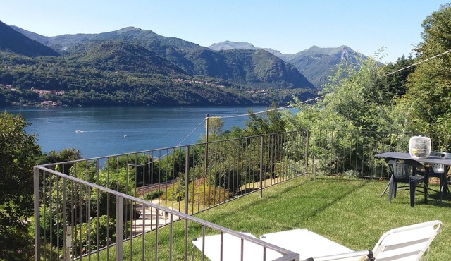 LAKE ORTA - APARTMENT LAKE VIEW, BEACH, PRIVATE GARDEN (GROUND FLOOR)