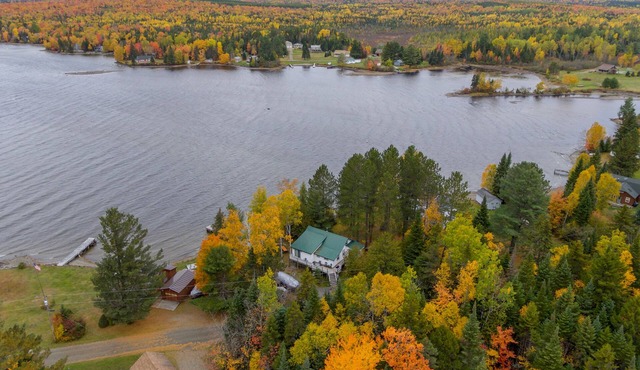 Lakefront cabin with private boat ramp, lake access, wrap-around porch, firepit