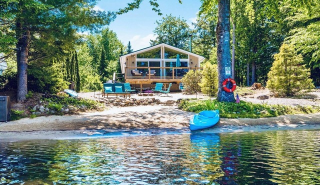Lakefront Chalet: Hot tub, Kayaks, Central AC, Family-friendly