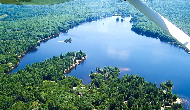 Lakefront house with outdoor shower, kayaks, firepit, deck, wifi, & grill