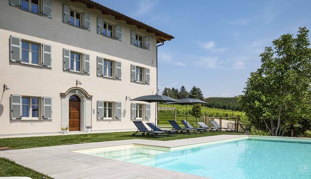 Large loft 3 with swimming pool + garden in a country house in the Barolo area