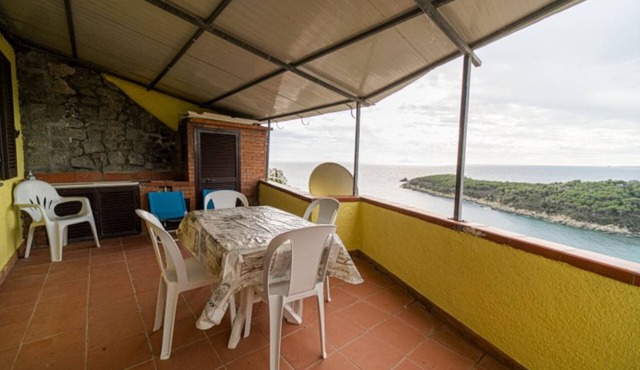 Le Isole with large terrace overlooking the sea