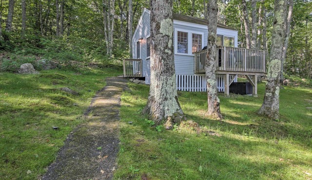 Lush Edgecomb Studio Cottage w/Fire Table!