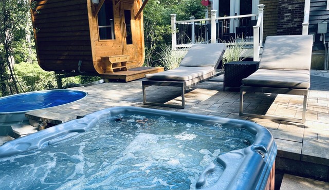 Luxurious Spa Suite with Jacuzzi, Outdoor Sauna, Plunge Pool and Steam-bath