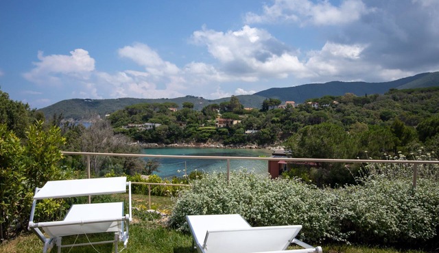 Luxury apartment with private access to the sea.