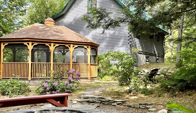 Luxury Cabin with A/C, Hot Tub, Minutes to Sunday River! 21' Gazebo! Generator!
