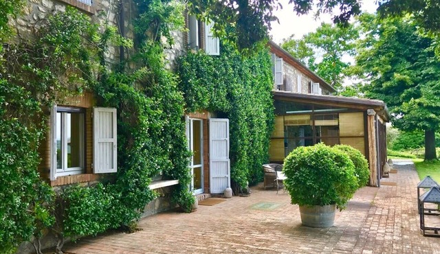 Luxury Villa w/Spa, Pools & Winery - Tuscany Border