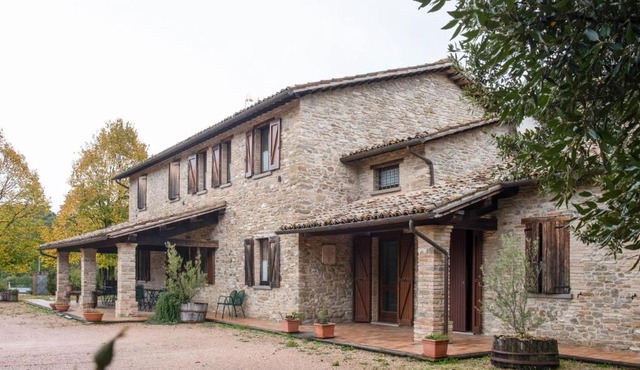 Magnificent Farmhouse in Sant Angelo in Vado with Garden