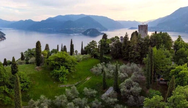 Magnificent Villa with gardens and terrace overlooking the lake. Barbecue