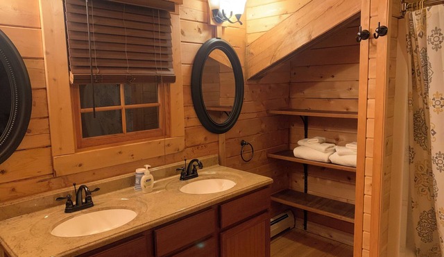 Modern 3-BD mountain cabin with hot tub, loft & deck in Northern Vermont