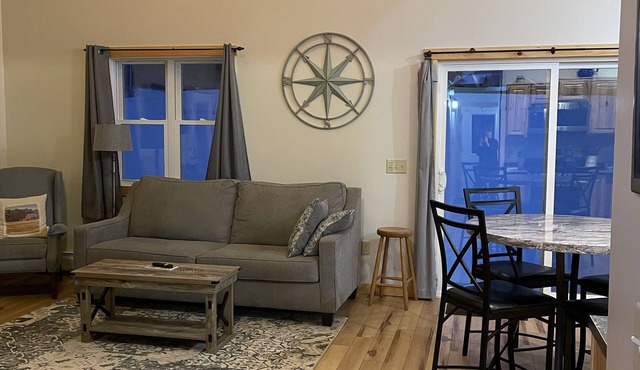 modern and bright cabin, beautiful views. close to skiing