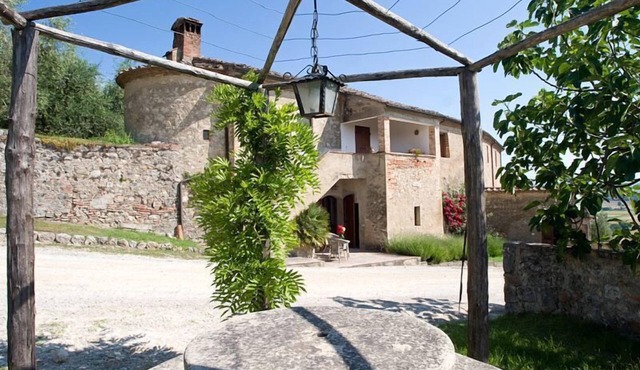 Montestigliano, an authentic farmhouse in the heart of Tuscany, is an oasis of peace and beauty that offers its guests refined residences and an enchanting view
