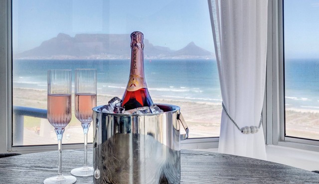 Mountain Tide Beachfront Apartment Table Mountain & Ocean Views with Pool & BBQ