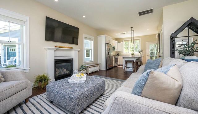 New Tranquil cottage w/AC, heated pools and game room, close to local beaches.