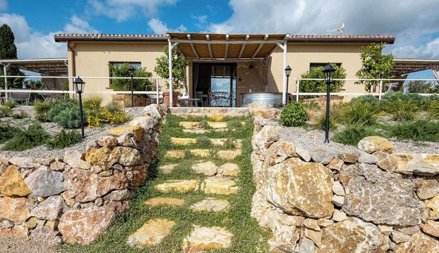 Nice apartment in villa with WIFI, private pool, A/C, TV, terrace and panoramic view