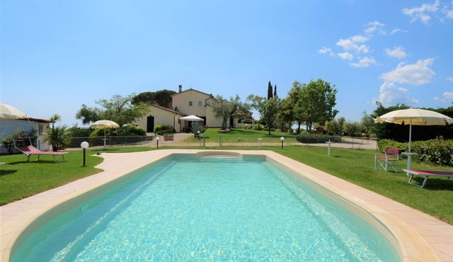 Nice apartment in villa for 4 people with pool, WIFI, TV, terrace and pets allowed