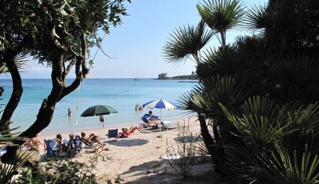 Nice house a walking distance from the sea. Small terraced villa with 3 bedrooms