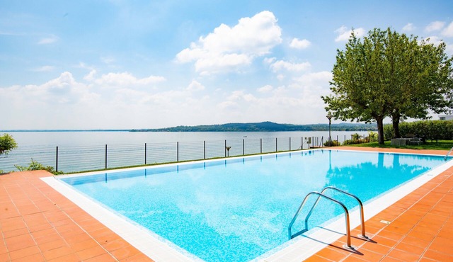 On Lakeside with 3 Pools and Tennis Courts - Apartment Azzurro