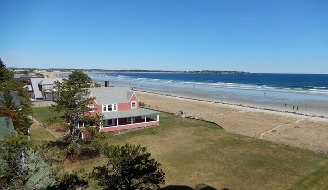 Outstanding sea views of pine in this 2-bedroom apartment on the beach