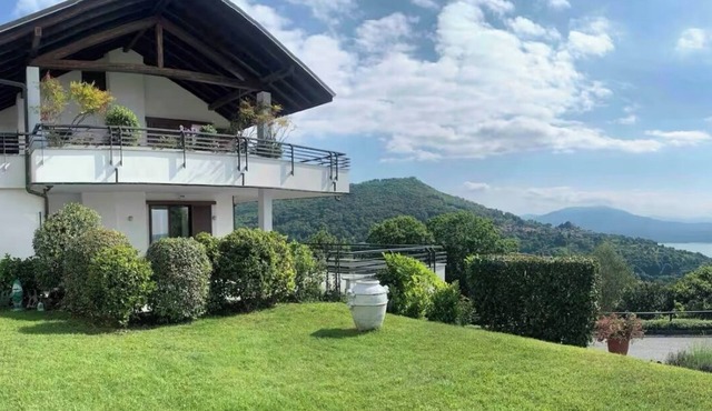 PANORAMA - Apartment with lake view terrace and private garden