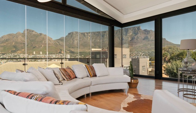 Panoramic 4-bedroom house with WiFi and AC in the heart of Cape Town