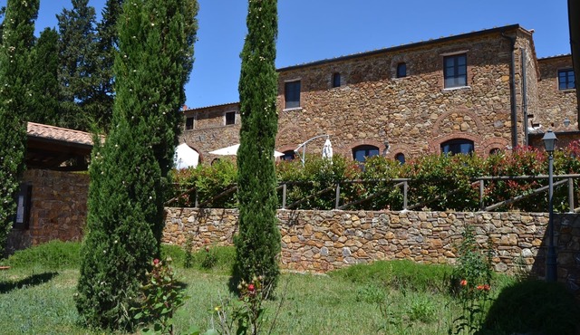 Panoramic three-room apartment with garden, swimming pool, tennis, in the countryside near the sea and services