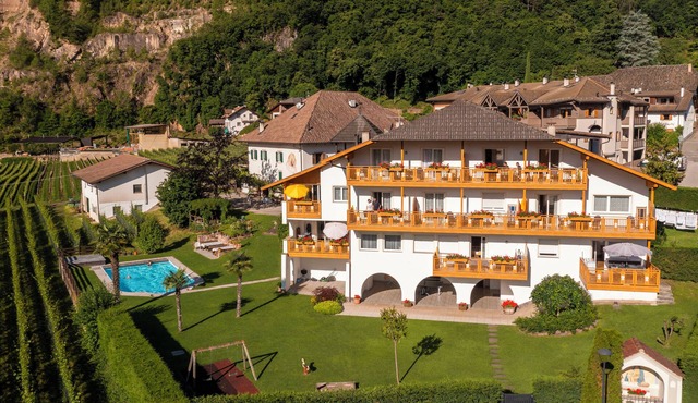 Panoramic views, a pool, and relaxation between Bolzano and Merano