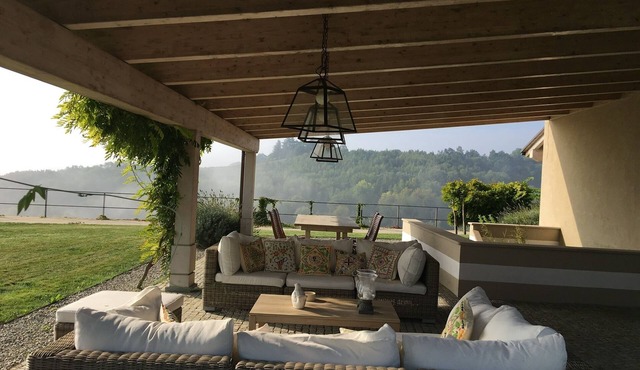 Prestigious farmhouse nestled among the vineyards