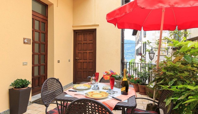 PRETTY CENTRAL APARTMENT, HISTORIC CENTER WITH PARTIAL LAKE VIEW