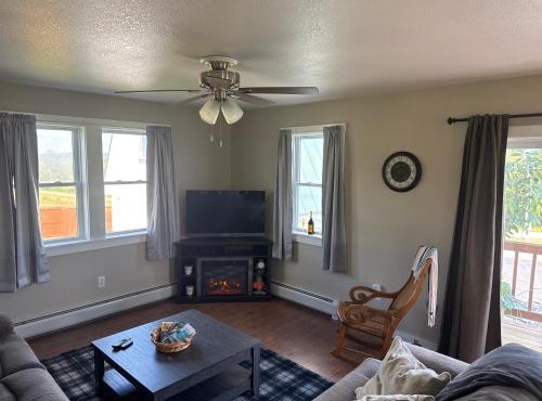 Private 2 Bedroom Lofted Garage Getaway