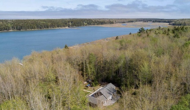 Private Bayfront Cottage on 19 wooded acres with Dock on the Schoodic, Sleeps 10