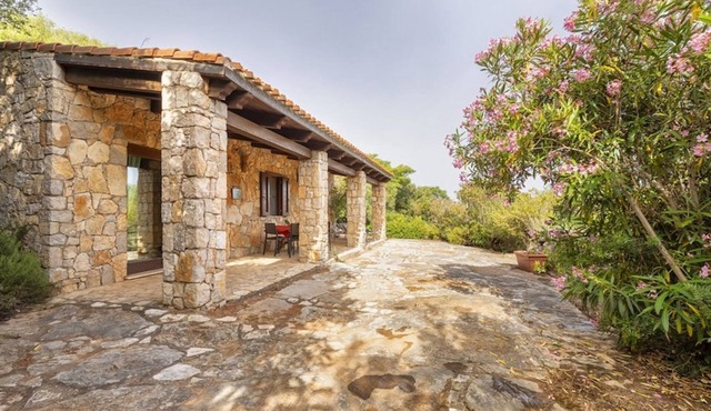 Private cottage at ground floor, in an exclusive and secluded location, 35 square meters, ideal for 2 guests.It comprises a cozy living room with a fully equipped kitchenette, a double bedroom and a bathroom with shower.A splendid terrace with a view is
