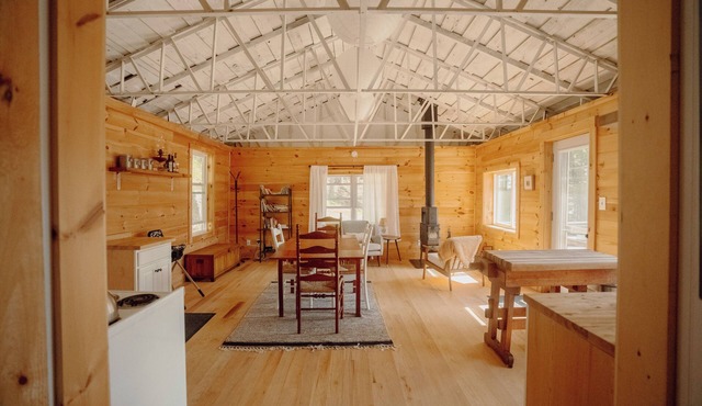 Quiet & cozy ocean-side hideaway. Pet friendly!