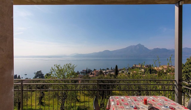 Recently renovated apartment, modern and elegant, with lake view!