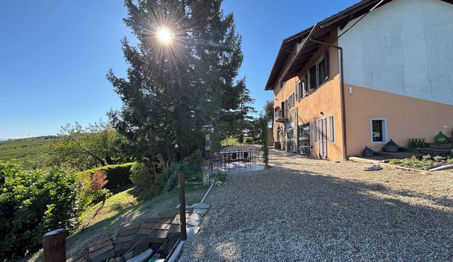 Relais Portaluna delle Langhe/7BR, Sleeps 18, AC, Pool, Garden, Vineyard Views